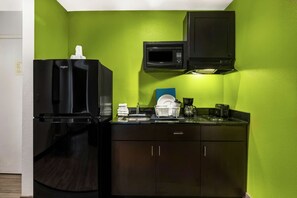 免费婴儿床、免费 WiFi、床单、闹钟