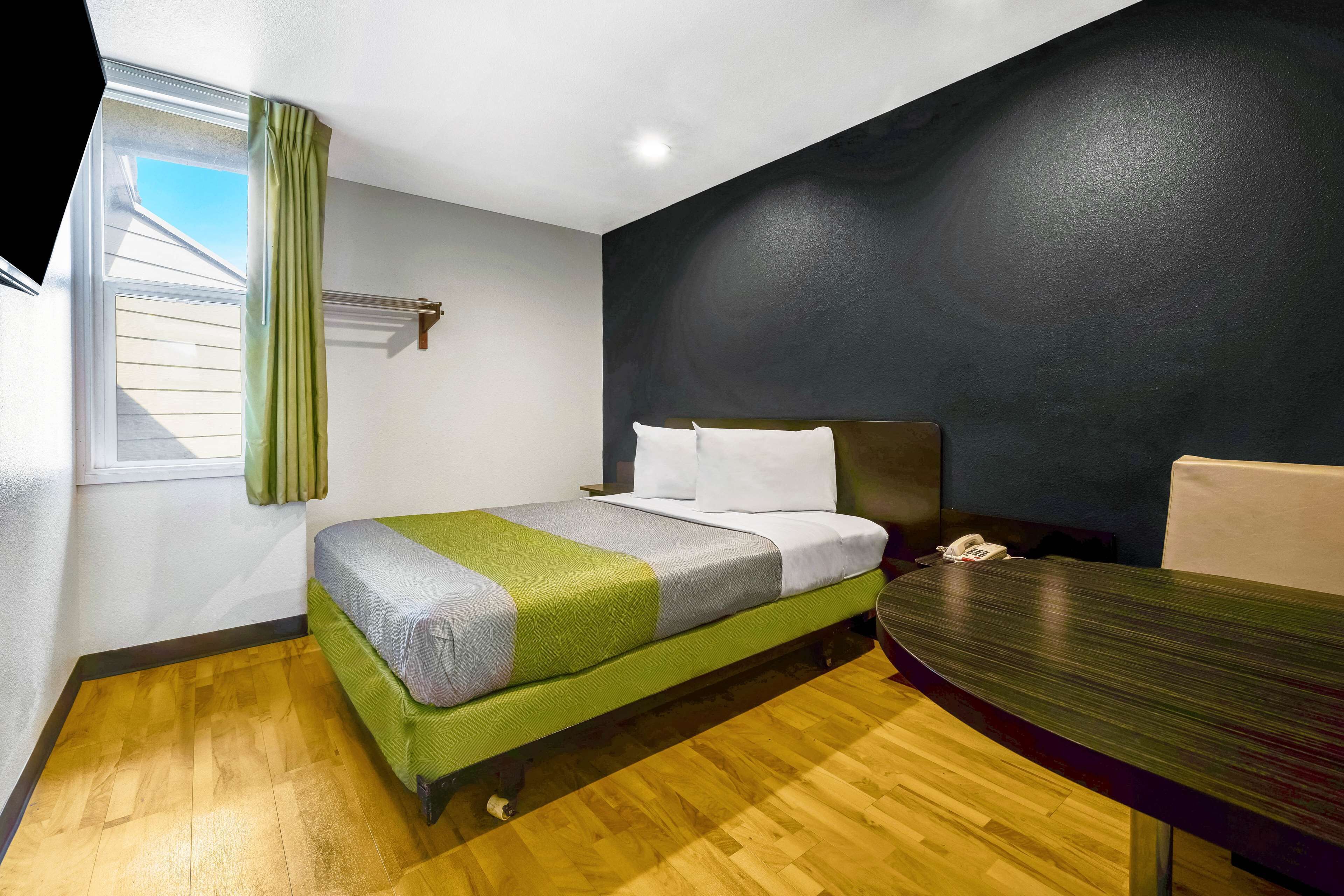 أسرّة أطفال/رضّع (مجانًا) وواي فاي مجانًا وملاءات أسرّة ومُنبهات