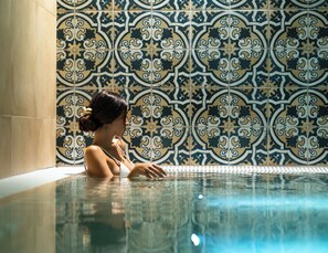 Een sauna, een bubbelbad, lichaamsbehandelingen