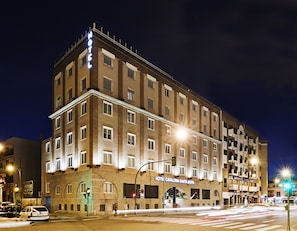 Fassade der Unterkunft – Abend/Nacht
