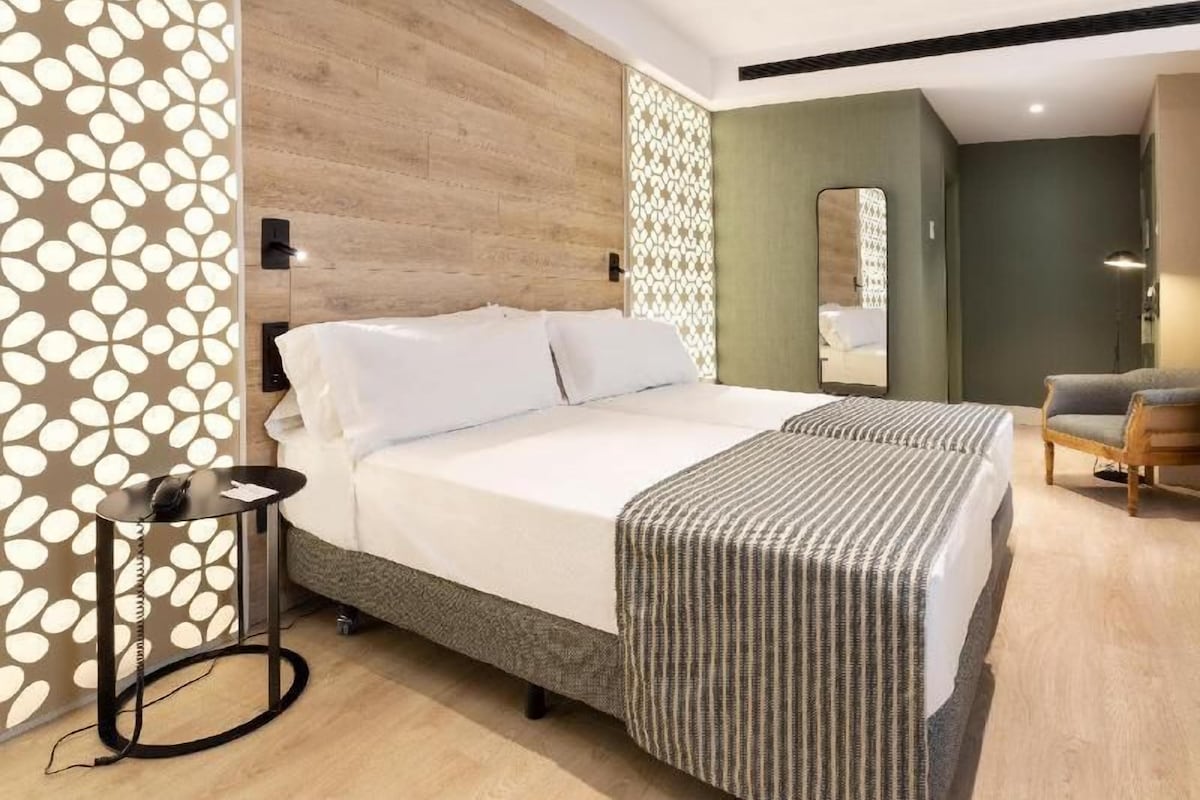 Minibar, caja de seguridad en la habitación y escritorio 