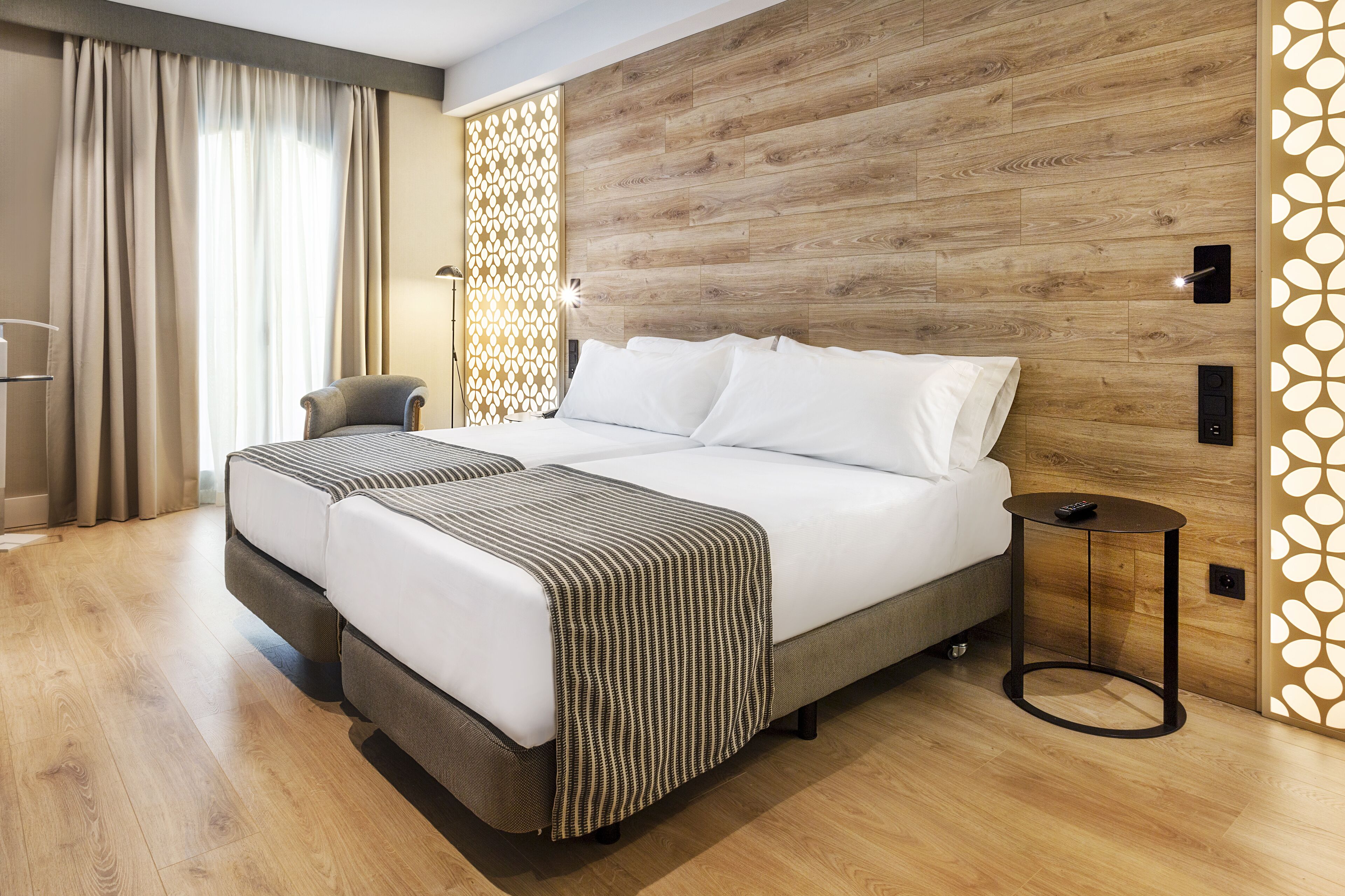 Een minibar, een kluis op de kamer, een bureau, geluiddichte muren