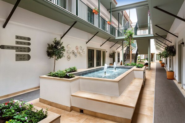 Piscine extérieure en saison, chaises longues