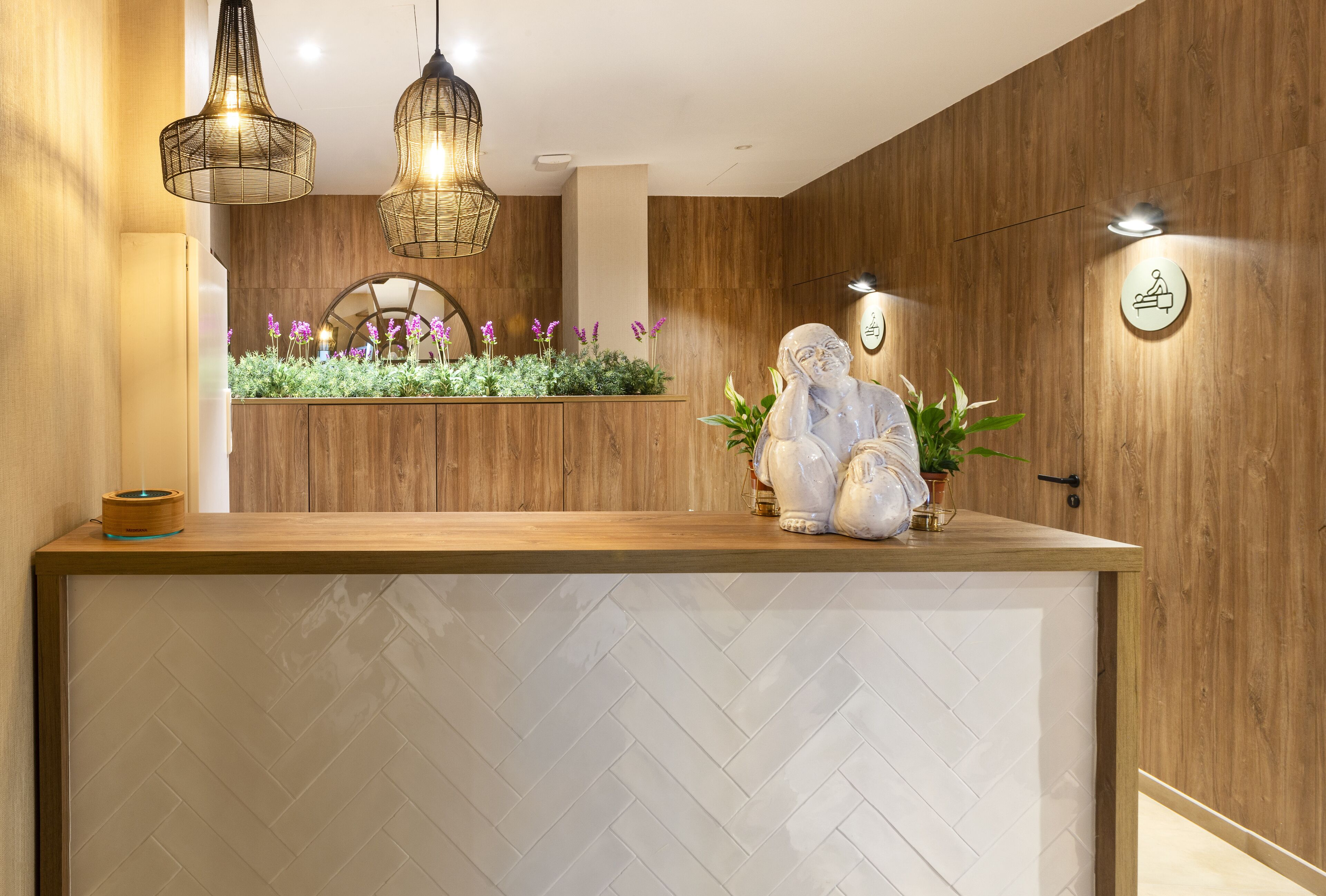 Un sauna, una bañera de hidromasaje, tratamientos corporales