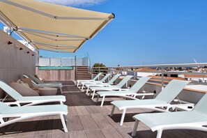 Piscine extérieure en saison, chaises longues