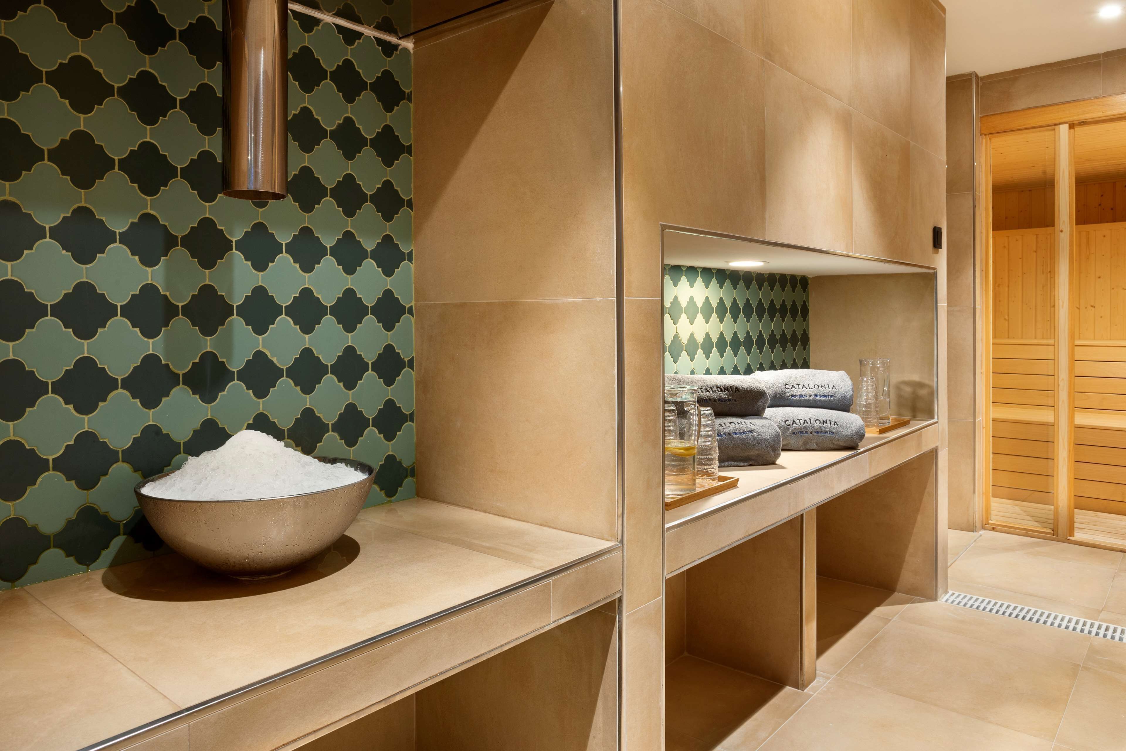 sauna, hot tub, body treatments, deep-tissue massages, swedish massages