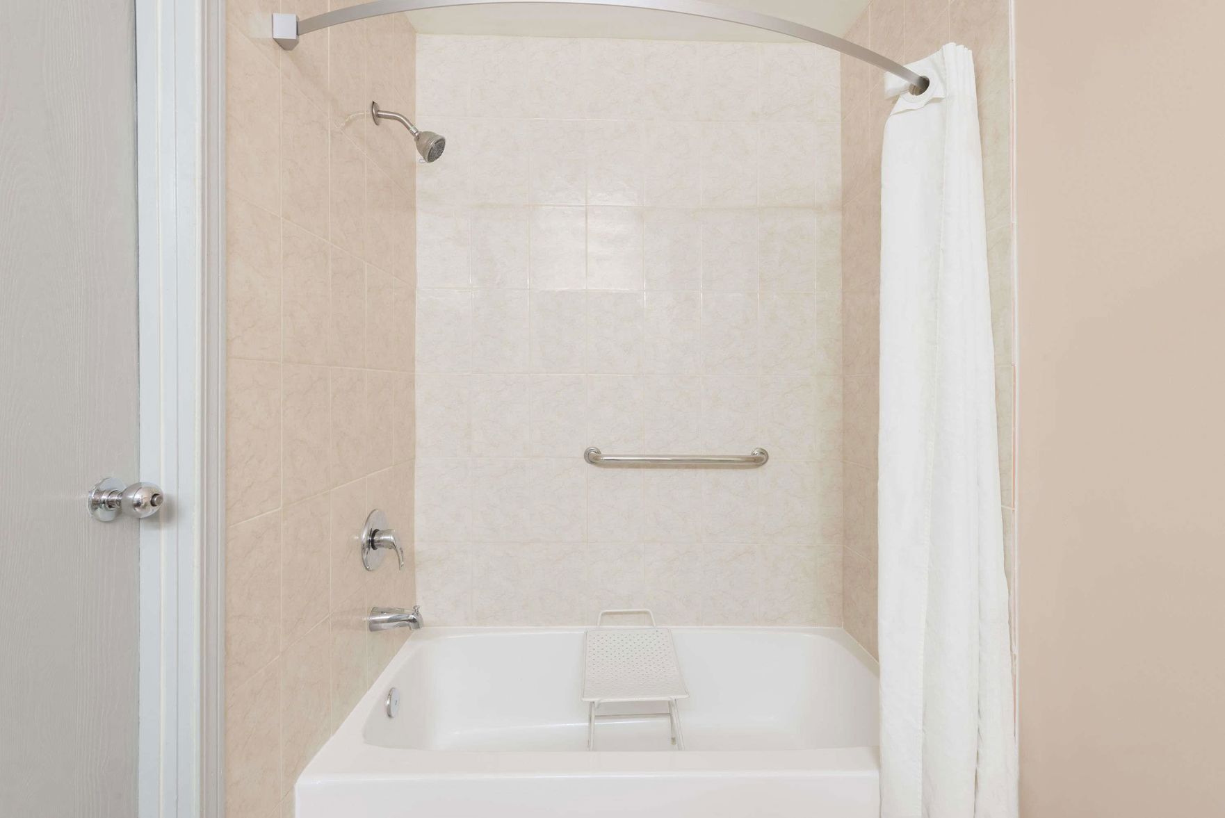 Bathroom | Combined shower/tub, free toiletries, hair dryer, towels
