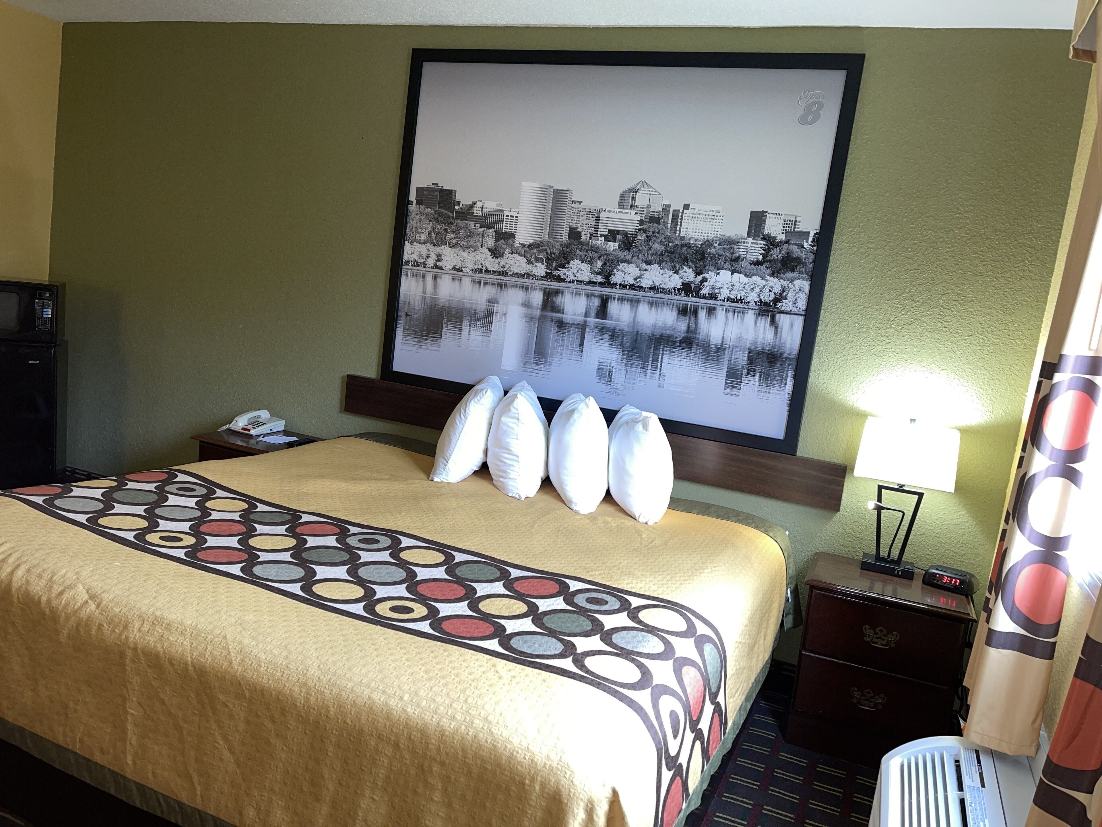 加厚床垫、办公桌、遮光窗帘、熨斗/熨板