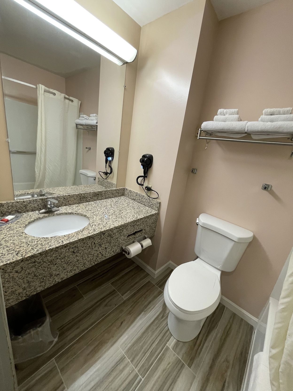 Bathroom | Combined shower/tub, free toiletries, hair dryer, towels