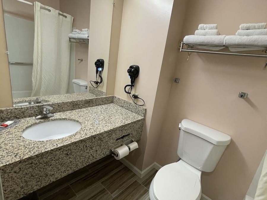 Combined shower/tub, free toiletries, hair dryer, towels