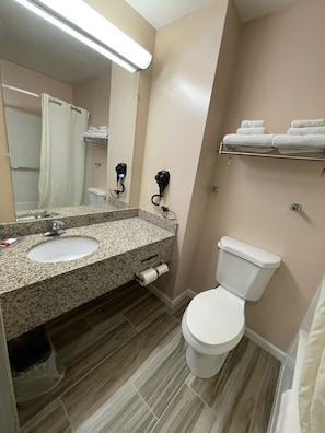 Ensemble douche/baignoire, articles de toilette gratuits, sèche-cheveux