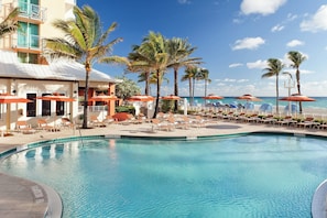 Piscine extérieure, parasols de plage, chaises longues