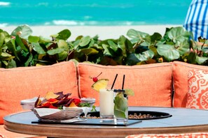 位於海灘上、白沙、海灘小屋、躺椅