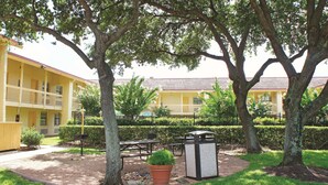 Courtyard - Baymont by Wyndham Houston La Porte (La Porte)