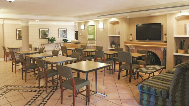 Breakfast area - Baymont by Wyndham Houston La Porte (La Porte)