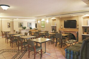 Breakfast area - Baymont by Wyndham Houston La Porte (La Porte)