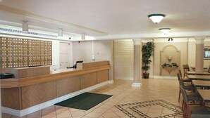 Lobby - Baymont by Wyndham Houston La Porte (La Porte)