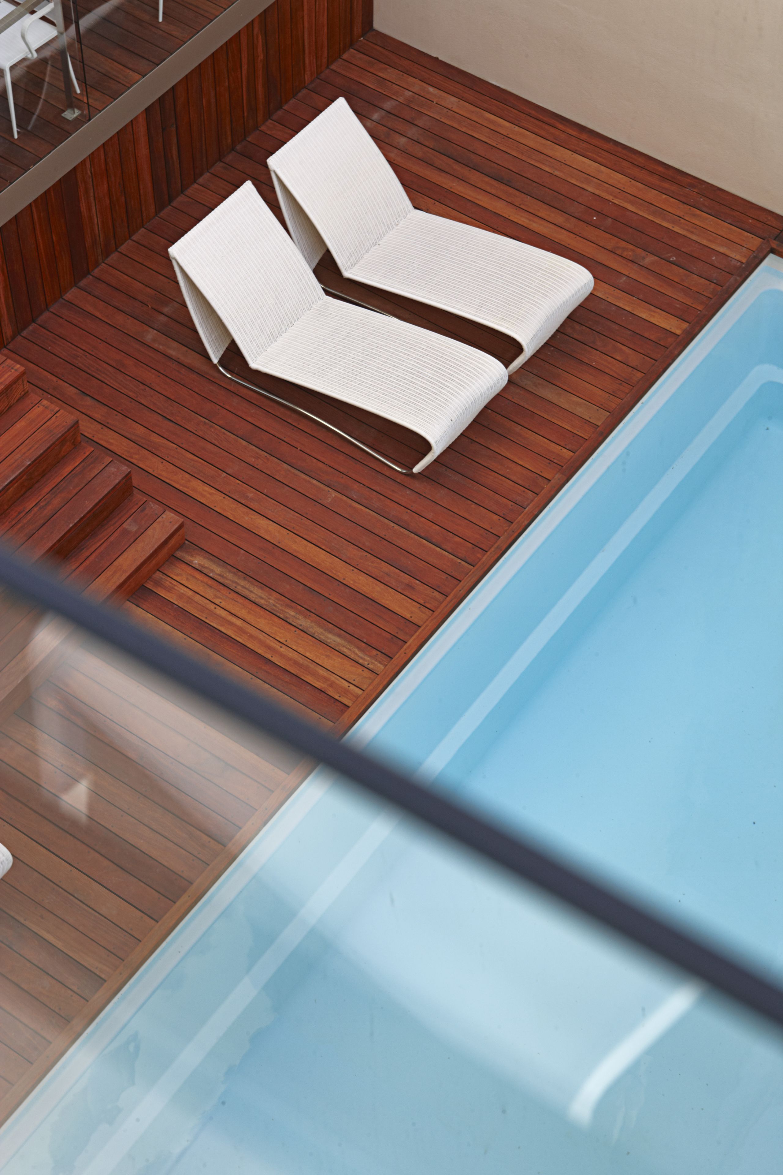 Alberca al aire libre y camastros 