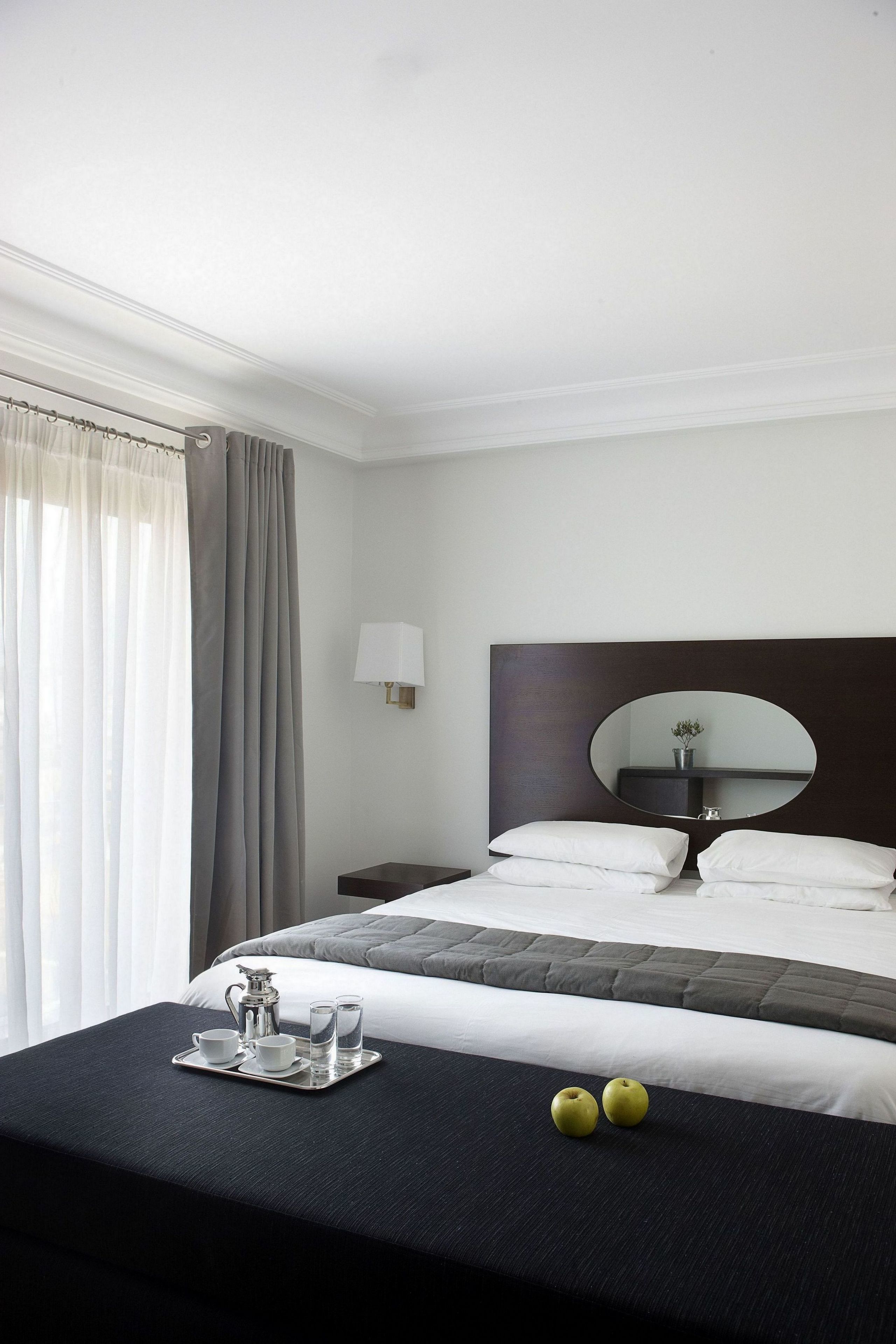 premium bedding, in-room safe, desk, laptop workspace