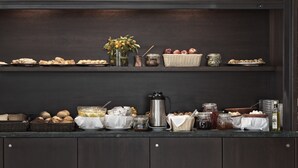 Un buffet proposant une variété de plats et de boissons.
