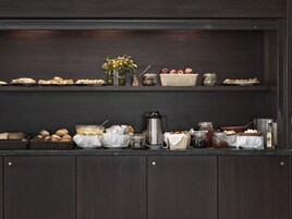 Un buffet allestito con diversi cibi e bevande.