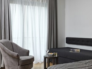 标准三人房 | 高档床上用品、客房内保险箱、办公桌、笔记本电脑工作区