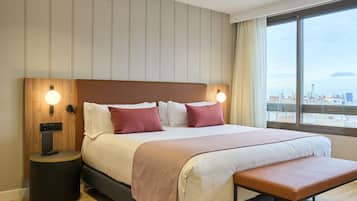 ميني بار وخزنة داخل الغرفة ومكتب وستائر تعتيم