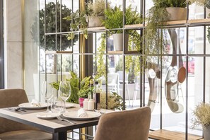 Déjeuner et dîner servis sur place