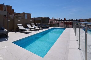 Piscine extérieure, chaises longues