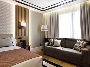 Frigobar, cofres nos quartos, escrivaninha, cortinas blackout
