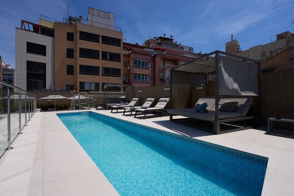 Piscine extérieure, chaises longues