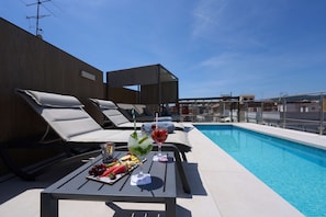 Piscine extérieure, chaises longues