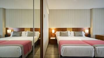 Een minibar, een kluis op de kamer, een bureau, verduisterende gordijnen