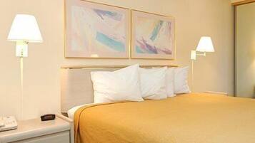 Standard Room, 1 King Bed, Non Smoking | Premium bedding, in-room safe, blackout curtains, iron/ironing board