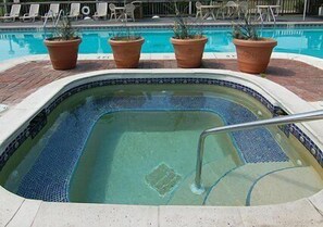Outdoor spa tub - Quality Inn & Suites Golf Resort (Naples)