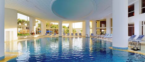 Piscine couverte, piscine extérieure (ouverte en saison)
