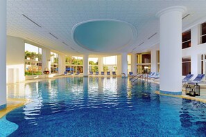 Innenpool, Außenpool (je nach Saison geöffnet), Sonnenschirme