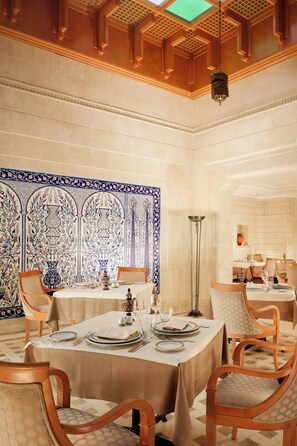 3 restaurants, breakfast, lunch, dinner served; Mediterranean cuisine  - Sheraton Tunis Hotel (Tunis)