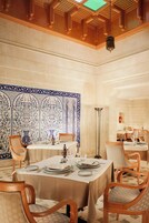 3 间餐厅，供应早餐、午餐和晚餐，地中海菜