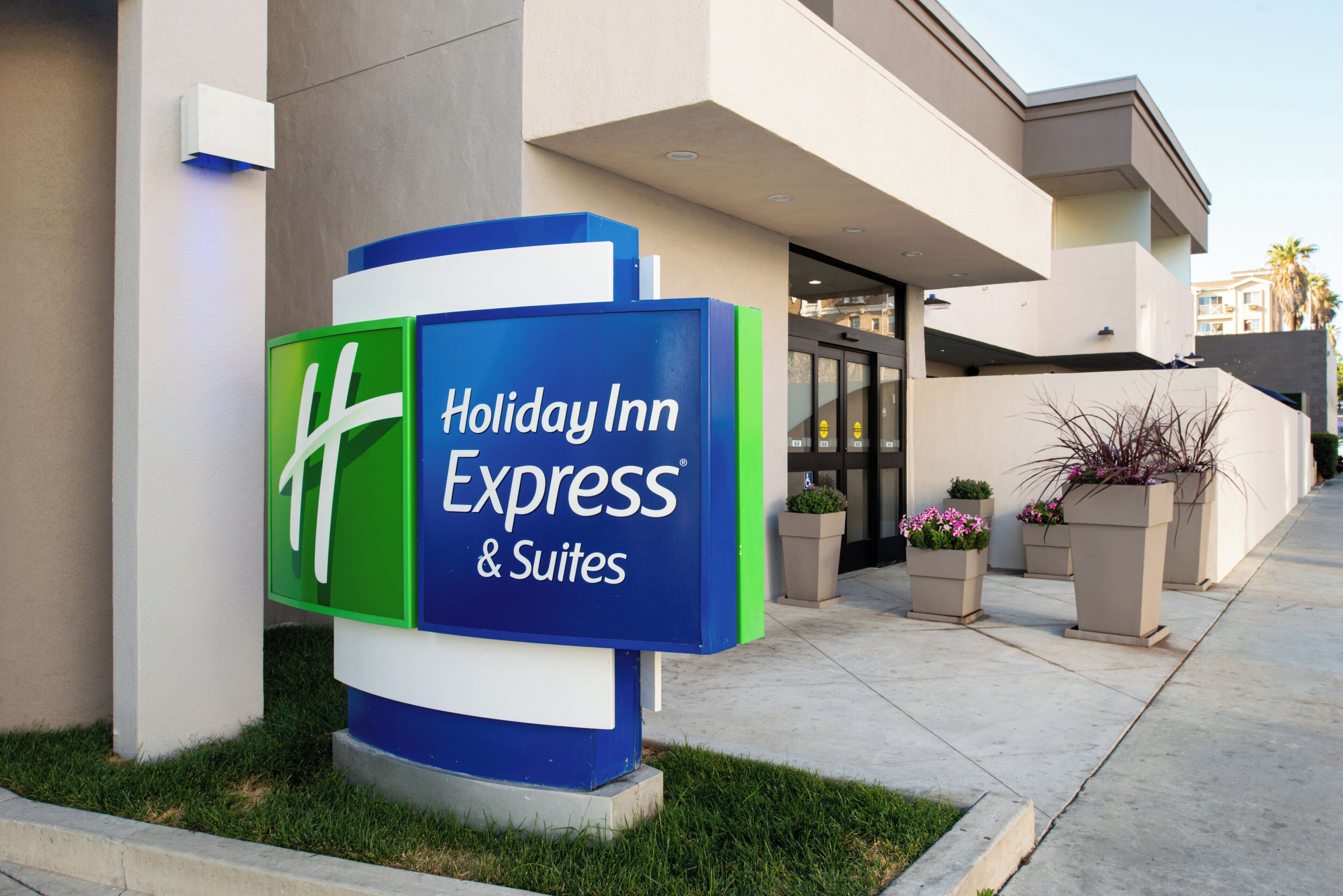 Cartello di un Holiday Inn Express & Suites, si vede chiaramente l'ingresso dell'edificio.