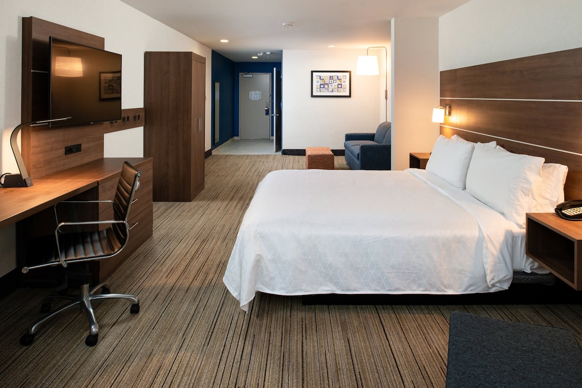 Suite, 1 King Bed, Accessible (Mobil Roll Shower) | Memory-foam beds, in-room safe, desk, blackout curtains