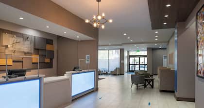 Holiday Inn Express & Suites Los Angeles Downtown West by IHG