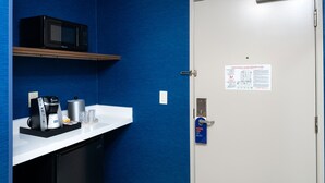 A kitchenette with a microwave, coffee maker, and refrigerator. - Holiday Inn Express & Suites Los Angeles Downtown West by IHG (Los Angeles)