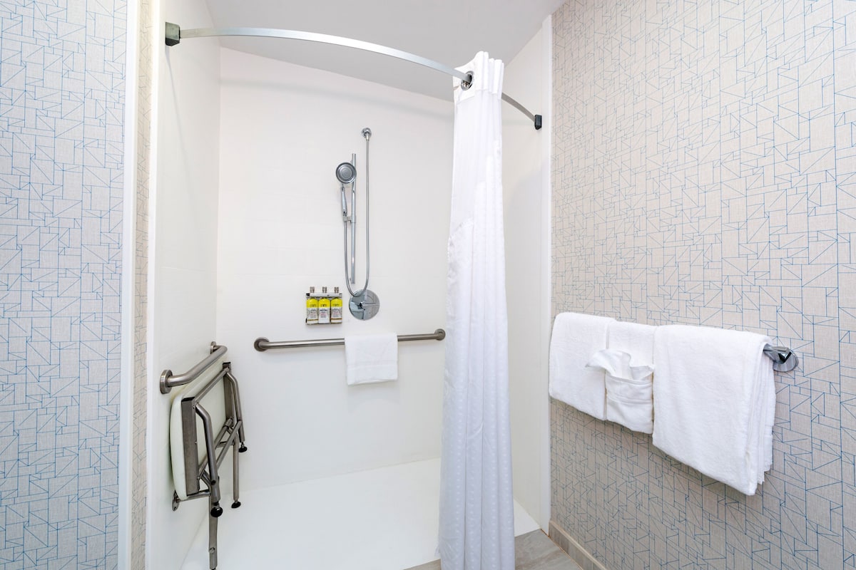 Suite, 1 trÚs grand lit, accessible aux personnes à mobilité réduite (Roll-In Shower) | Lit avec matelas en mousse à mémoire, coffre-fort, bureau