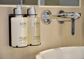 Ilmaiset hygieniatuotteet, hiustenkuivaaja, lämmitetyt lattiat, pyyhkeet