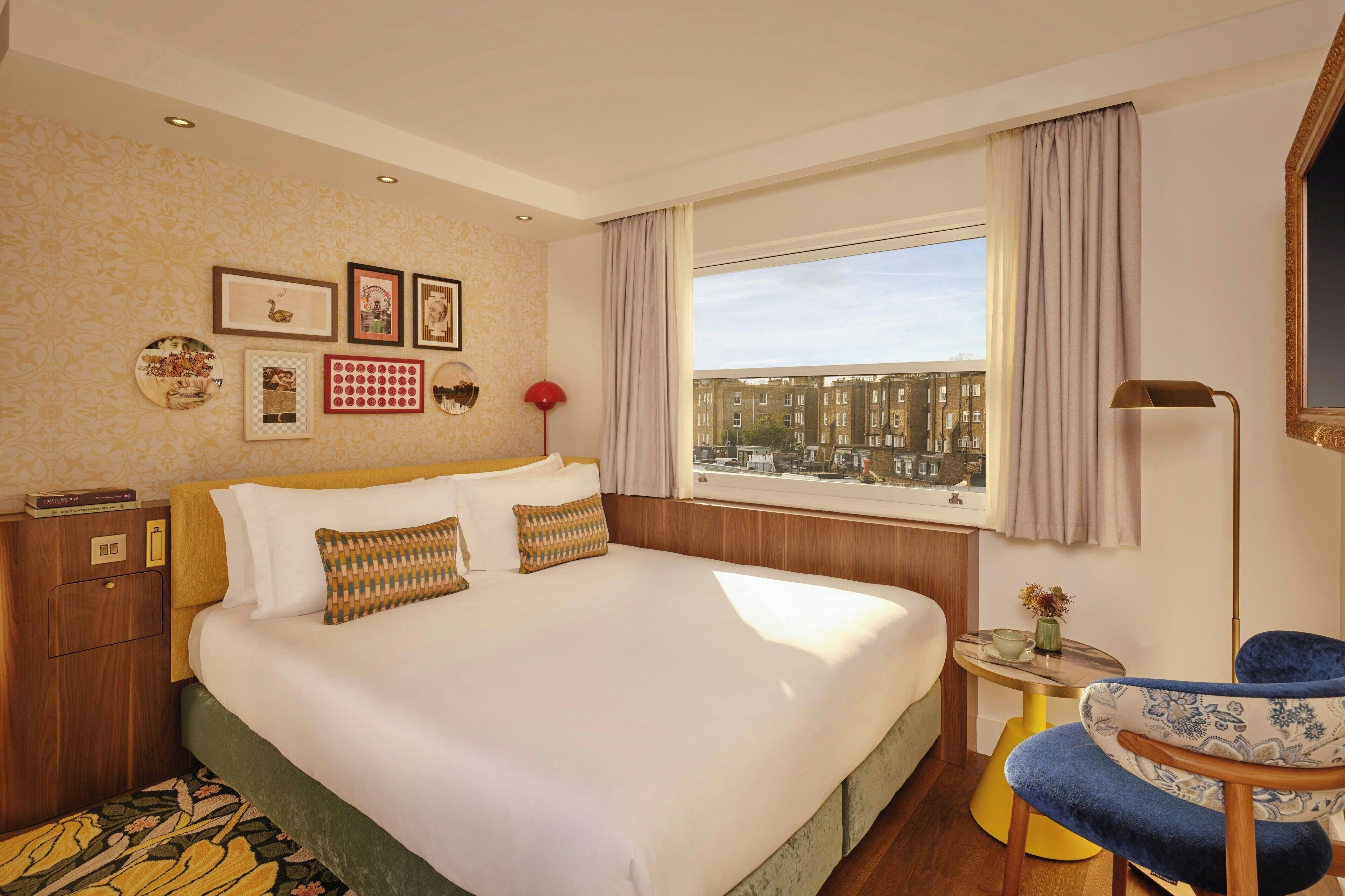 Renovated Cura Queen | Hypo-allergenic bedding, in-room safe, desk, laptop workspace