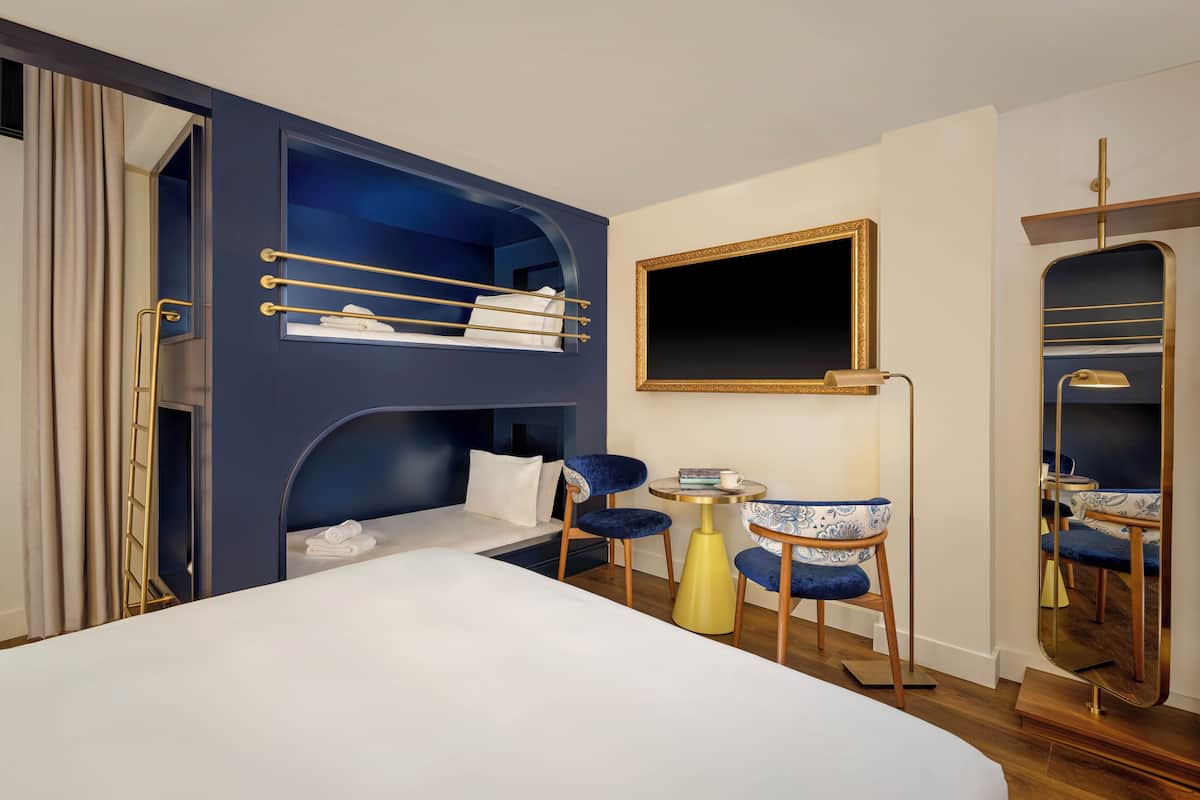 Perhehuone, tupakointi kielletty | Allergiatestatut vuodevaatteet, tallelokero huoneessa, työpöytä