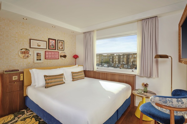 Renovated Cura Queen | Hypo-allergenic bedding, in-room safe, desk, laptop workspace