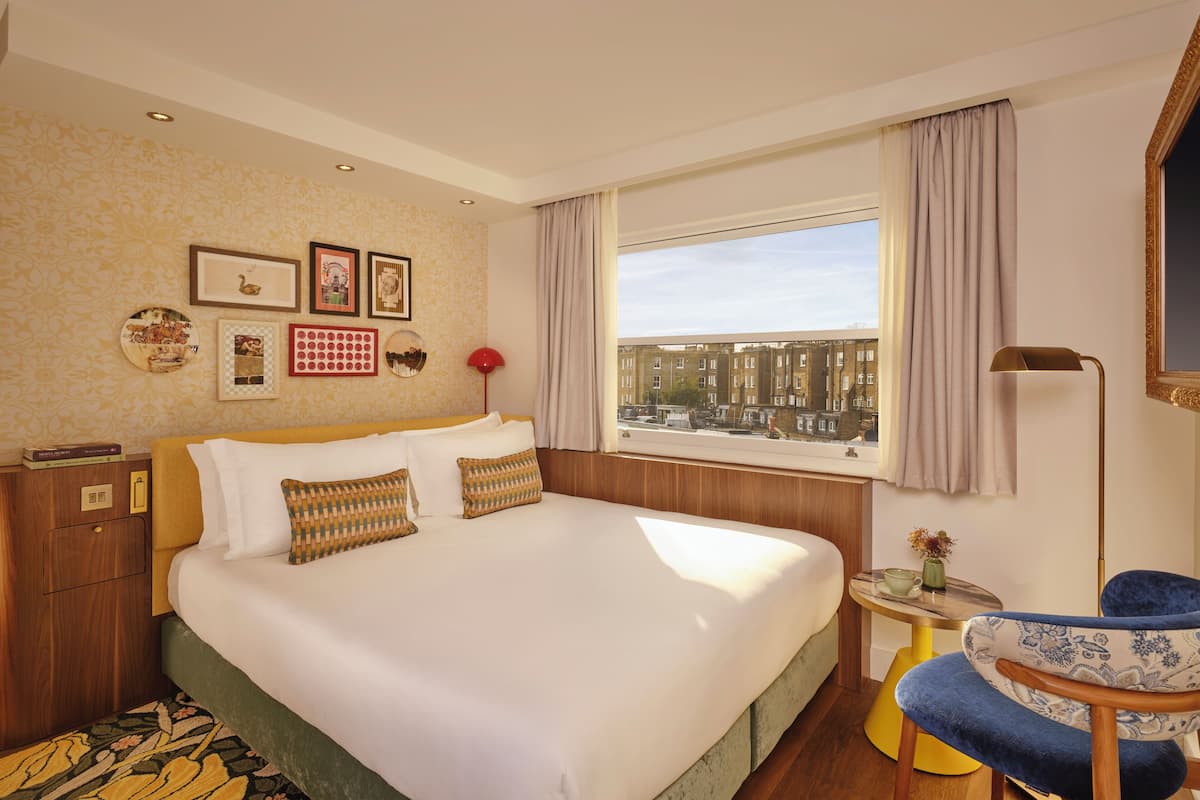 The Earls Nook | Hypo-allergenic bedding, in-room safe, desk, laptop workspace