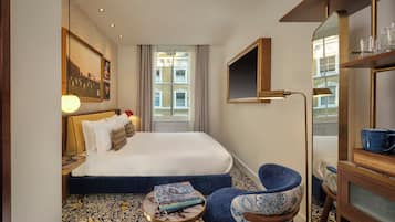 Hypo-allergenic bedding, in-room safe, desk, laptop workspace